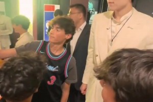 杨瀚森选秀后收获第一批美国本土迷弟 小球迷们纷纷拿着手机合照